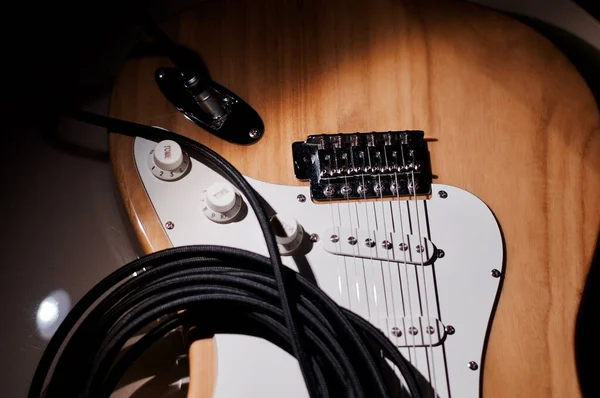 带有乐器电缆特写的老式电吉他 — 图库照片
