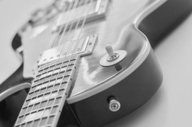 Elektro gitar kapanışı. siyah ve beyaz 