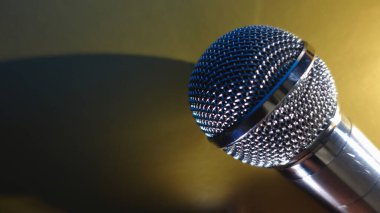 Gümüş renkli stüdyo mikrofonu. Kopyalama alanı olan yeşil arkaplan