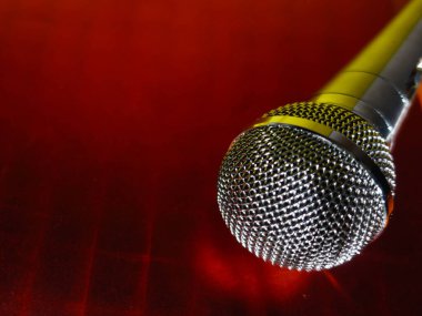 Gümüş renkli stüdyo mikrofonu. Kopyalama alanı olan renk arkaplanı