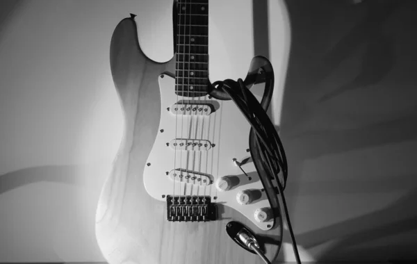 Gitarre Und Schwarzer Cowboyhut Schwarz Weiß — Stockfoto