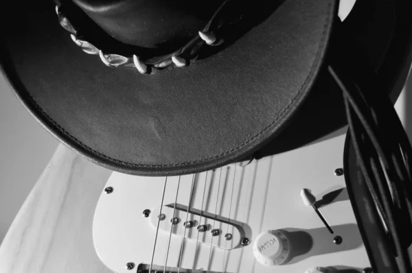 电吉他和黑色牛仔帽 黑人和白人 — 图库照片