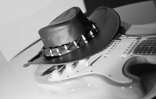 Chitarra Elettrica Cappello Cowboy Nero Bianco Nero — Foto Stock