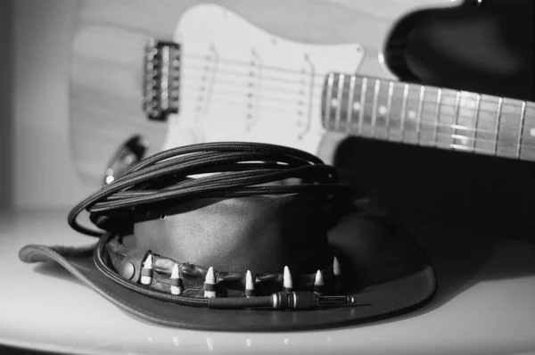 Elektromos Gitár Fekete Cowboy Kalap Fekete Fehér — Stock Fotó