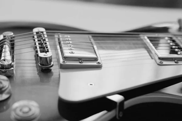 Closeup Guitarra Elétrica Preto Branco — Fotografia de Stock