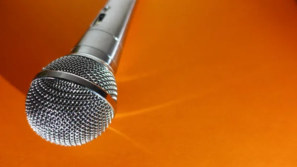Srebrny Mikrofon Pomarańczowy Tło Kopia Przestrzeń — Zdjęcie stockowe