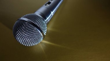 Gümüş renkli stüdyo mikrofonu. Kopyalama alanı olan renk arkaplanı