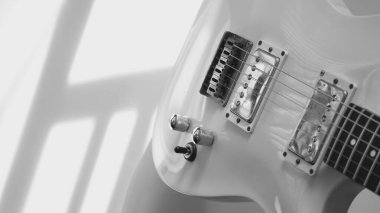 Beyaz elektro gitar. Kopyalama alanı olan beyaz arkaplan. Siyah ve beyaz 