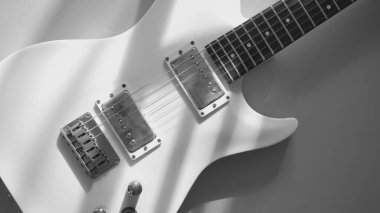 Beyaz elektro gitar. Kopyalama alanı olan beyaz arkaplan. Siyah ve beyaz 