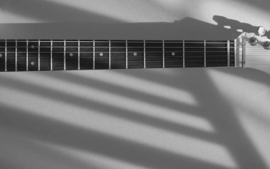 Beyaz elektro gitar. Kopyalama alanı olan beyaz arkaplan. Siyah ve beyaz 