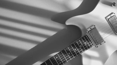 Beyaz elektro gitar. Kopyalama alanı olan beyaz arkaplan. Siyah ve beyaz 