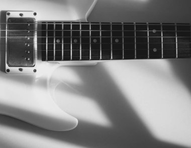 Beyaz elektro gitar. Kopyalama alanı olan beyaz arkaplan. Siyah ve beyaz 