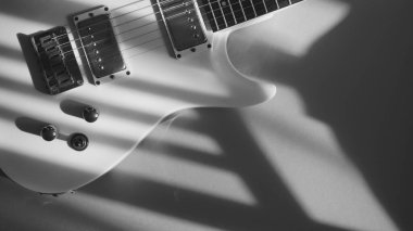 Beyaz elektro gitar. Kopyalama alanı olan beyaz arkaplan. Siyah ve beyaz 