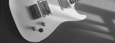 Beyaz elektro gitar. Kopyalama alanı olan beyaz arkaplan. Siyah ve beyaz 