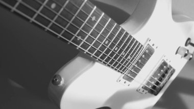 Beyaz elektro gitar. Kopyalama boşluğu olan beyaz arkaplan 