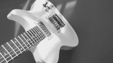 Beyaz elektro gitar. Kopyalama boşluğu olan beyaz arkaplan 