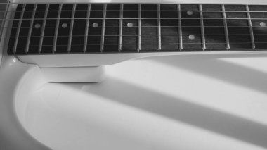 Beyaz elektro gitar. Kopyalama boşluğu olan beyaz arkaplan 