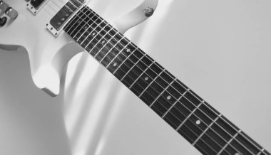Beyaz elektro gitar. Kopyalama boşluğu olan beyaz arkaplan 