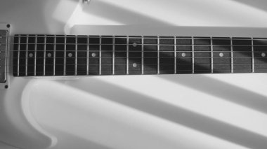 Beyaz elektro gitar. Kopyalama boşluğu olan beyaz arkaplan 