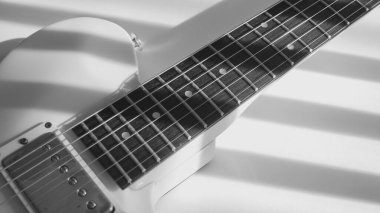 Beyaz elektro gitar. Kopyalama boşluğu olan beyaz arkaplan 