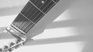Elektro gitar yakalı. Kopyalama boşluğu olan beyaz arkaplan 