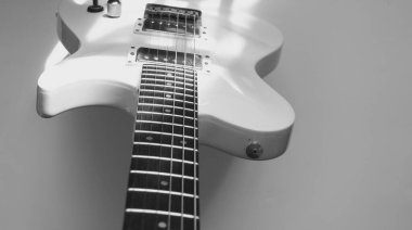 Beyaz elektro gitar. Kopyalama boşluğu olan beyaz arkaplan 