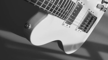 Beyaz elektro gitar. Kopyalama boşluğu olan beyaz arkaplan 