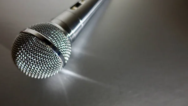 Zilveren Studiomicrofoon Blauwe Achtergrond Met Kopieerruimte — Stockfoto