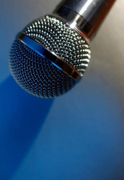 Zilveren Studiomicrofoon Blauwe Achtergrond Met Kopieerruimte — Stockfoto