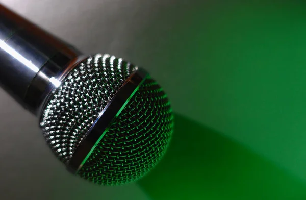 Srebrny Mikrofon Niebieskie Tło Miejscem Kopiowania — Zdjęcie stockowe