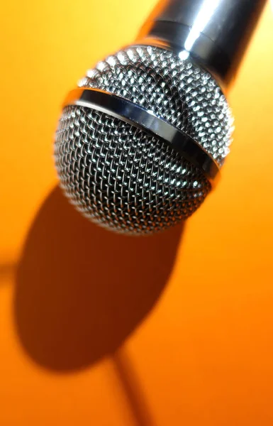 Srebrny Mikrofon Niebieskie Tło Miejscem Kopiowania — Zdjęcie stockowe