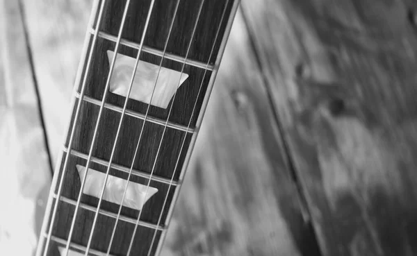 Gitara Elektryczna Drewnianych Deskach Czerń Biel — Zdjęcie stockowe