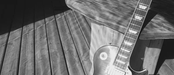 Gitara Elektryczna Drewnianych Deskach Czerń Biel — Zdjęcie stockowe