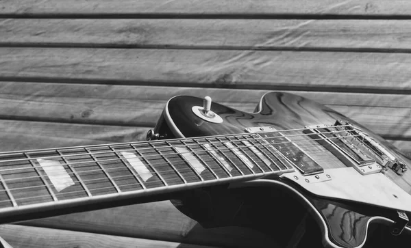 Guitarra Elétrica Nas Placas Madeira Preto Branco — Fotografia de Stock