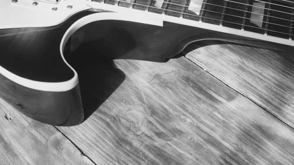 Gitarre Auf Den Holzbrettern Schwarz Weiß — Stockfoto