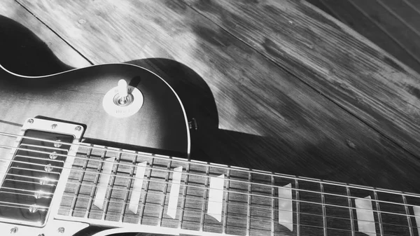 Guitare Électrique Sur Les Planches Bois Noir Blanc — Photo