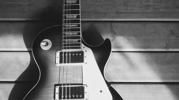 Elektrická Kytara Dřevěných Prknech Černá Bílá — Stock fotografie