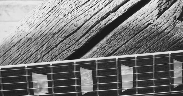 Gitarre Auf Den Holzbrettern Schwarz Weiß — Stockfoto