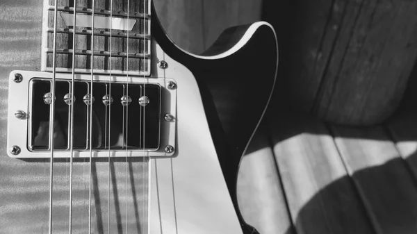 Guitarra Elétrica Nas Placas Madeira Preto Branco — Fotografia de Stock