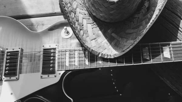 Guitarra Elétrica Chapéu Cowboy Nas Tábuas Madeira Preto Branco — Fotografia de Stock