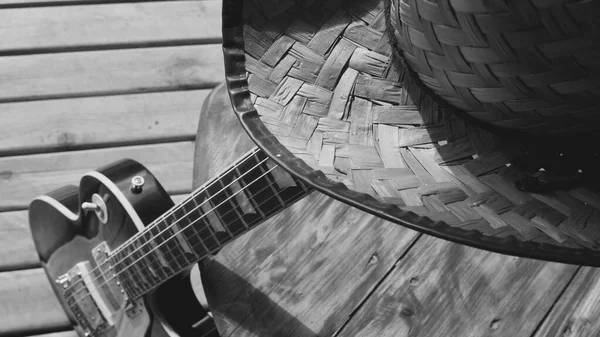 Guitarra Elétrica Chapéu Cowboy Nas Tábuas Madeira Preto Branco — Fotografia de Stock