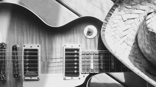 Elektrische Gitaar Cowboyhoed Houten Planken Zwart Wit — Stockfoto