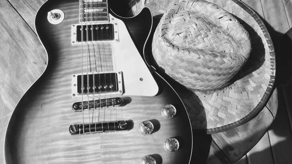 木の板の上でギターとカウボーイハット 黒と白 — ストック写真