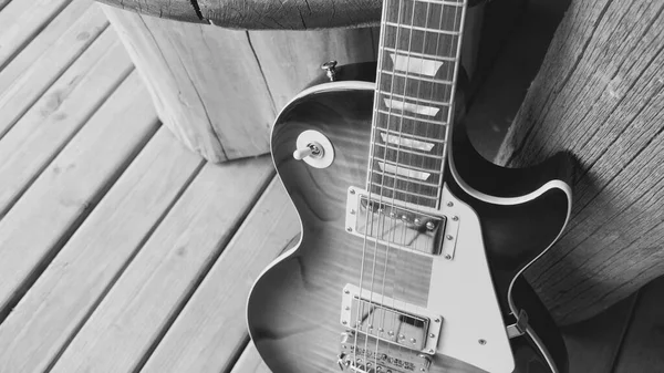 Guitare Électrique Sur Les Planches Bois Noir Blanc — Photo