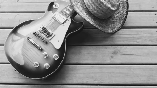 Guitarra Eléctrica Sombrero Vaquero Las Tablas Madera Blanco Negro —  Fotos de Stock