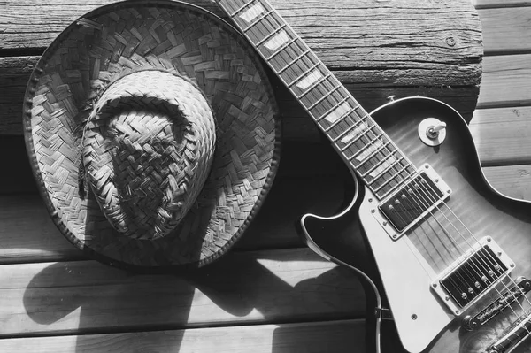 Guitare Électrique Chapeau Cow Boy Sur Les Planches Bois Noir — Photo