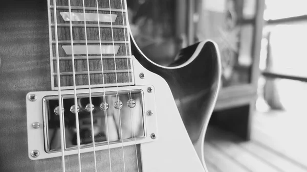 Guitarra Elétrica Nas Placas Madeira Preto Branco — Fotografia de Stock