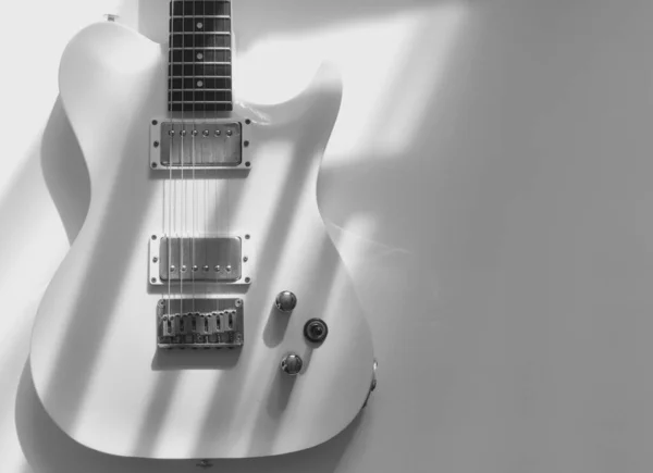 Guitarra Elétrica Branca Fundo Branco Com Espaço Cópia Preto Branco — Fotografia de Stock