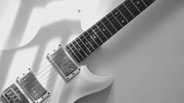 Beyaz Elektro Gitar Kopyalama Alanı Olan Beyaz Arkaplan Siyah Beyaz — Stok fotoğraf