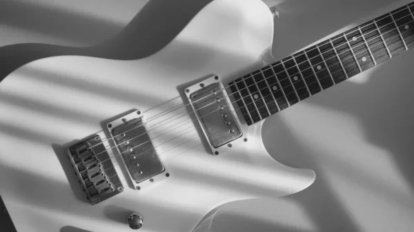 Beyaz Elektro Gitar Kopyalama Alanı Olan Beyaz Arkaplan Siyah Beyaz — Stok fotoğraf